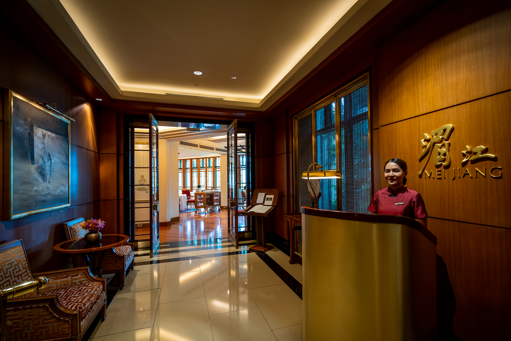 ご自身でペニンシュラホテル「メイジャンレストラン」へお越しください